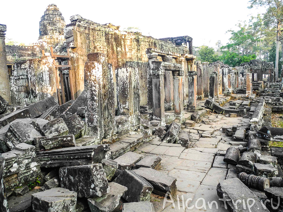 В храме Bayon 