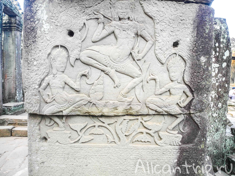 В храме Bayon 