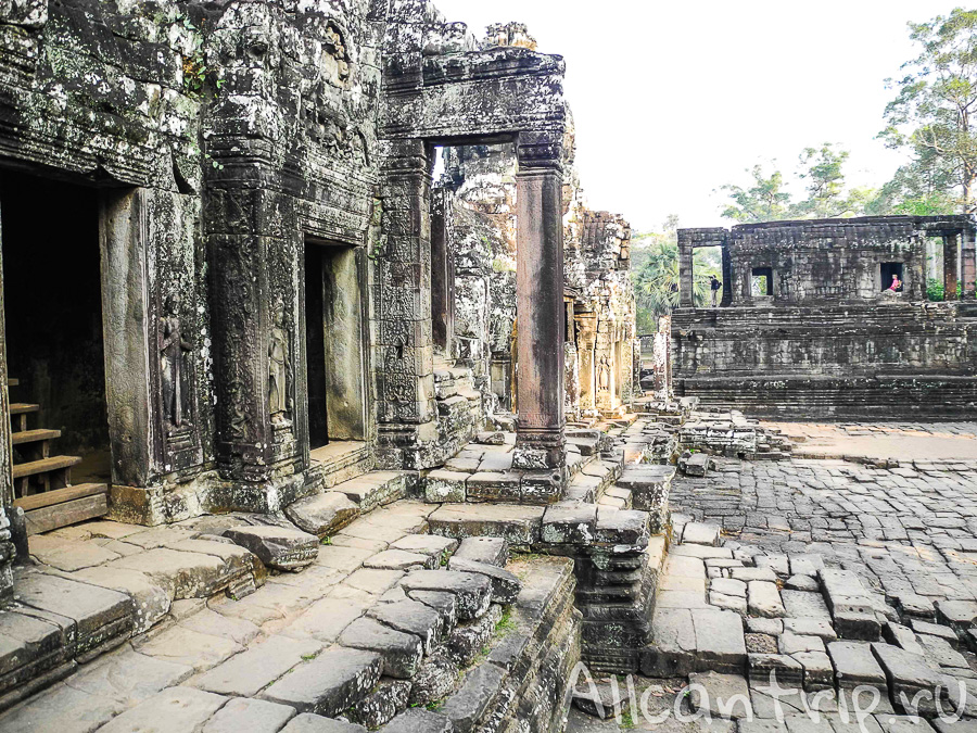 В храме Bayon 