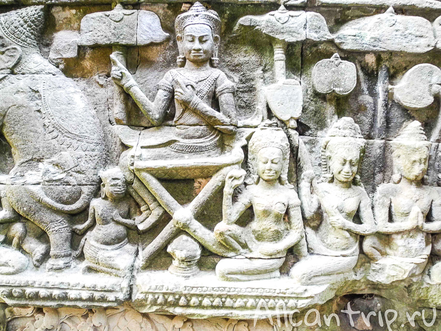 В храме Bayon 
