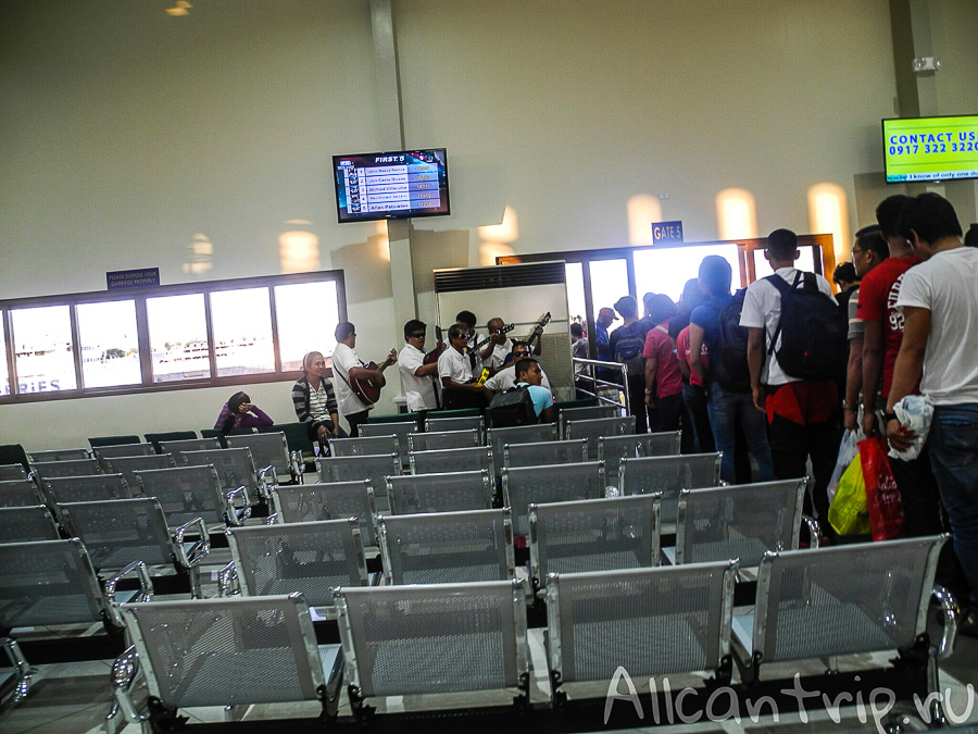 В ожидании парома можно послушать выступление группы музыкантов