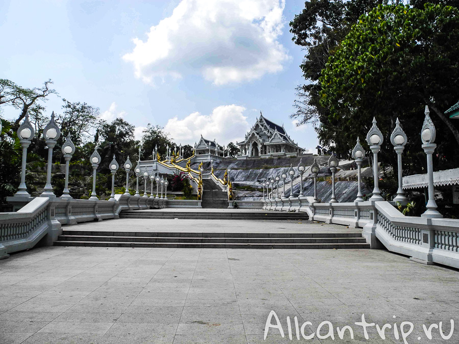 Храм Wat Kaew Korawaram в Краби