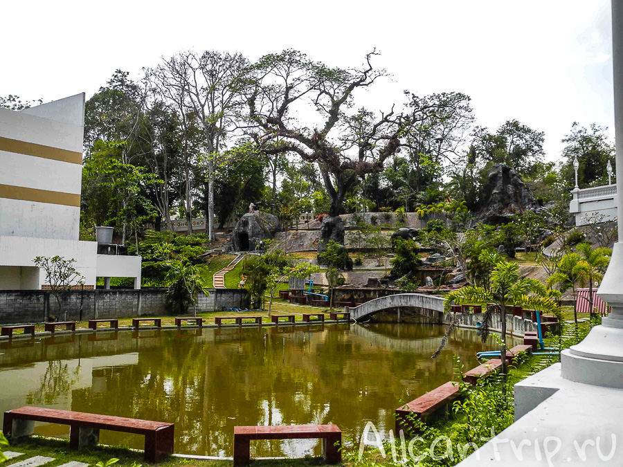 Храм Wat Kaew Korawaram в Краби