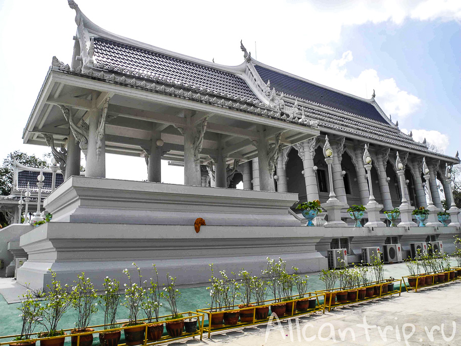 Храм Wat Kaew Korawaram в Краби