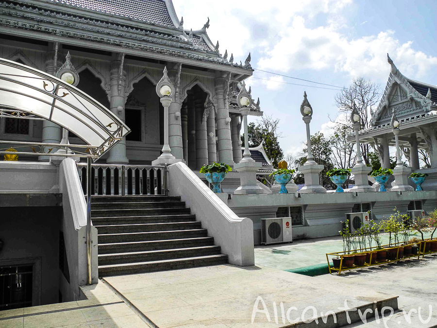 Храм Wat Kaew Korawaram в Краби