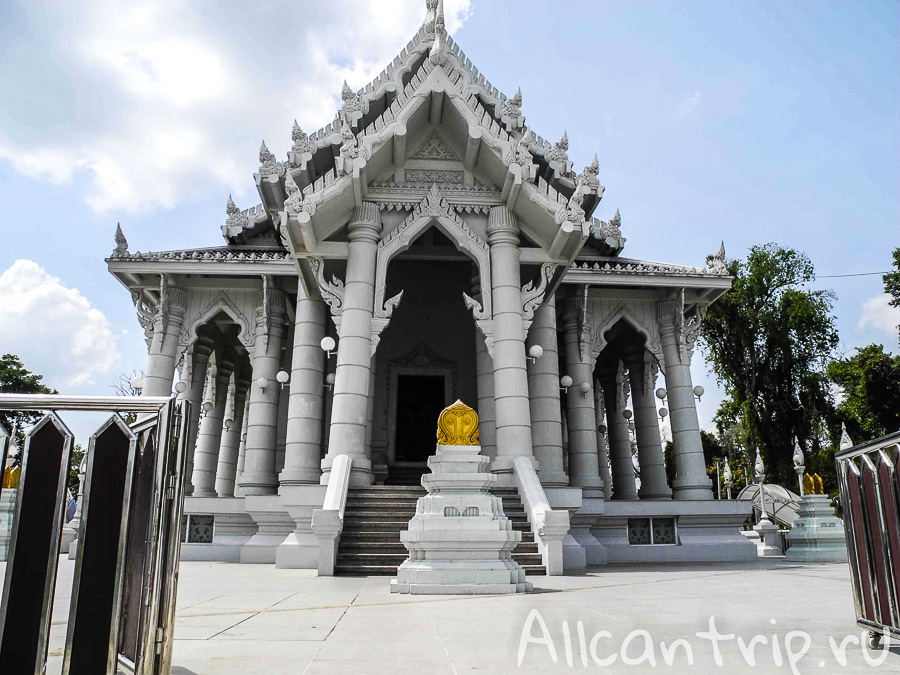 Храм Wat Kaew Korawaram в Краби