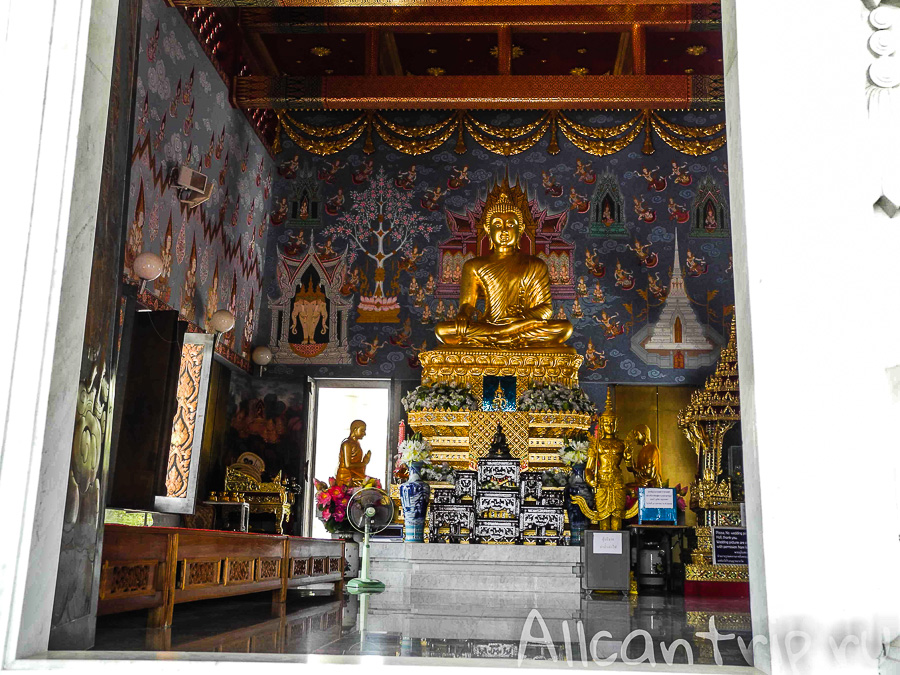 Храм Wat Kaew Korawaram в Краби