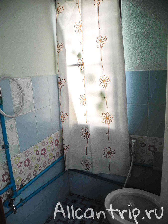 White guesthouse Бюджетный гестхаус недалеко от Каосана