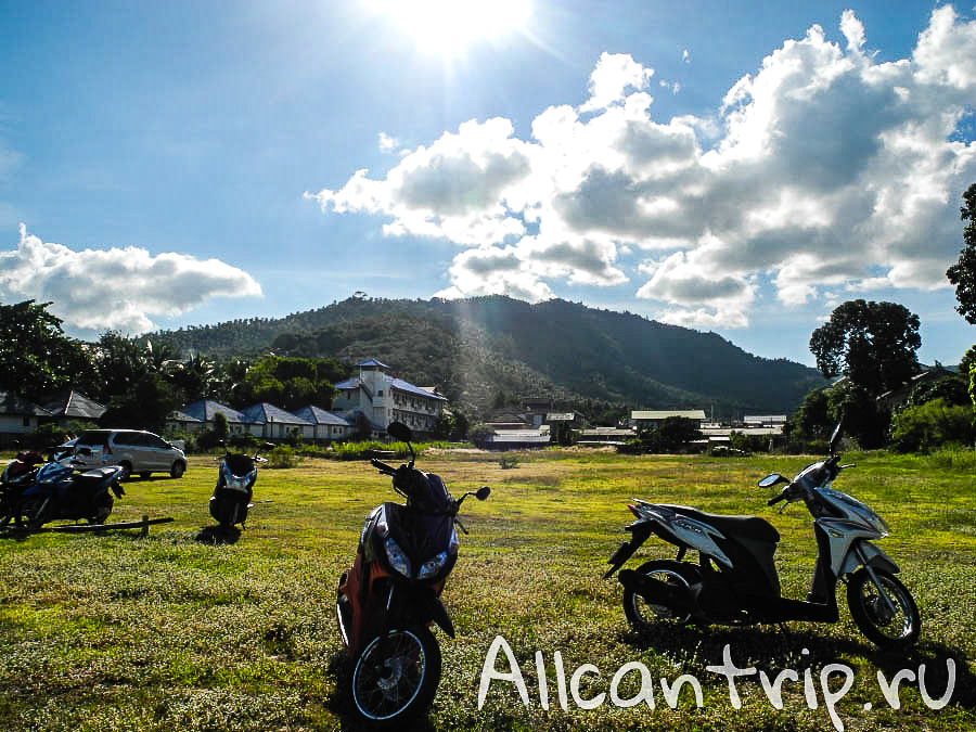 Вид на гору с пляжа Ламай