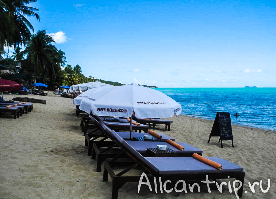 Лежаки на пляже Маенам Самуи