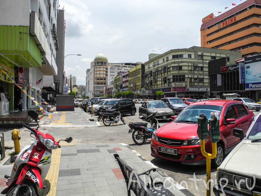 Оживленная улица Кота-Бару