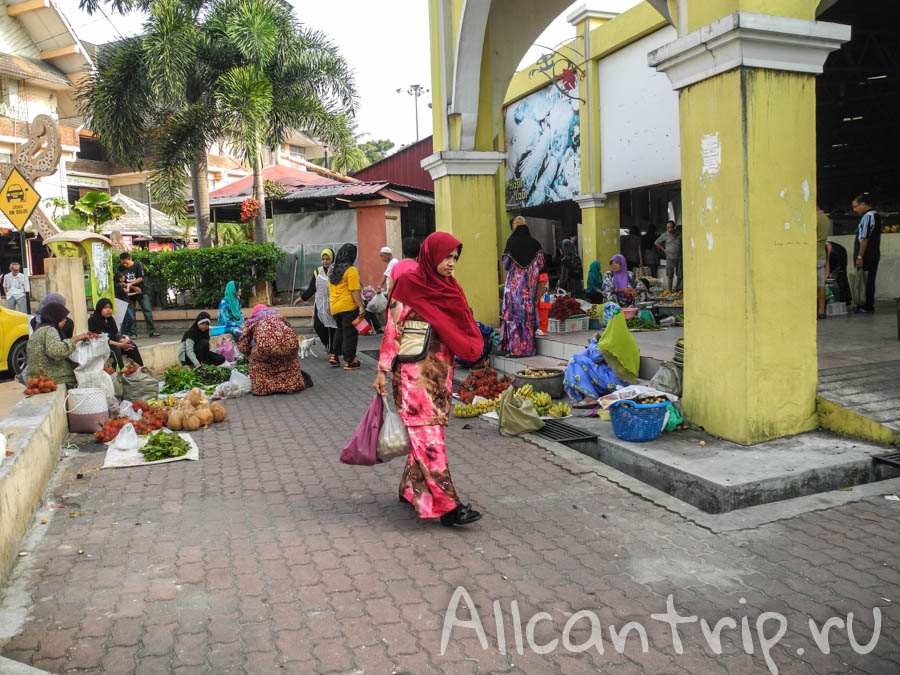Большинство женщин ходит в специальных платках
