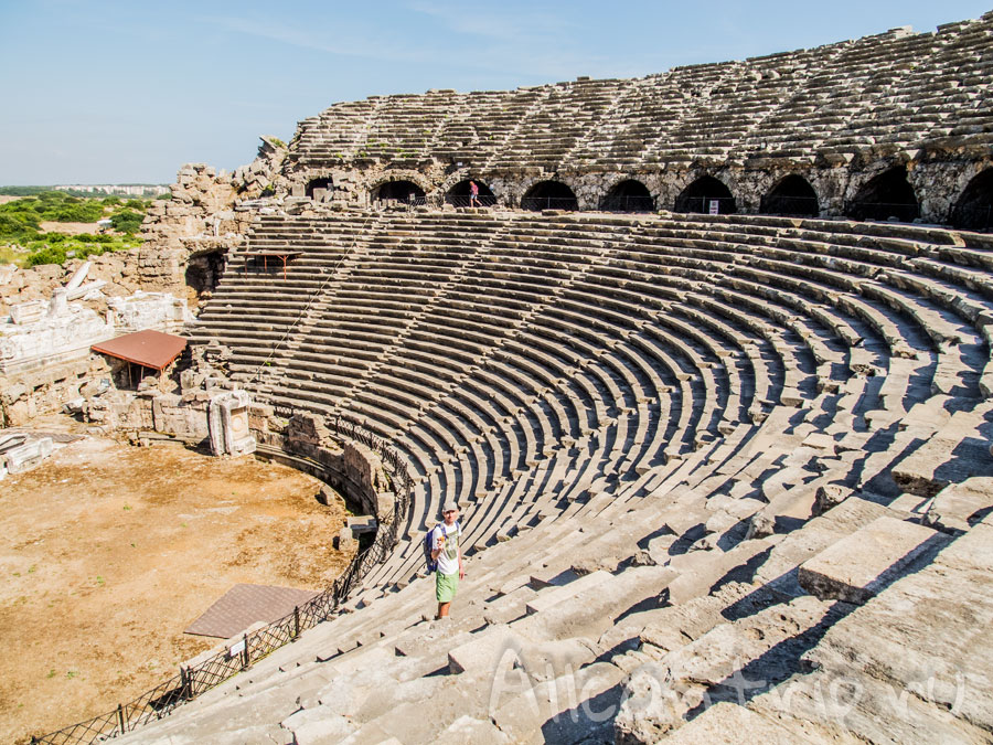 развалины античного театра в Сиде