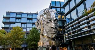 голова кафки в Праге