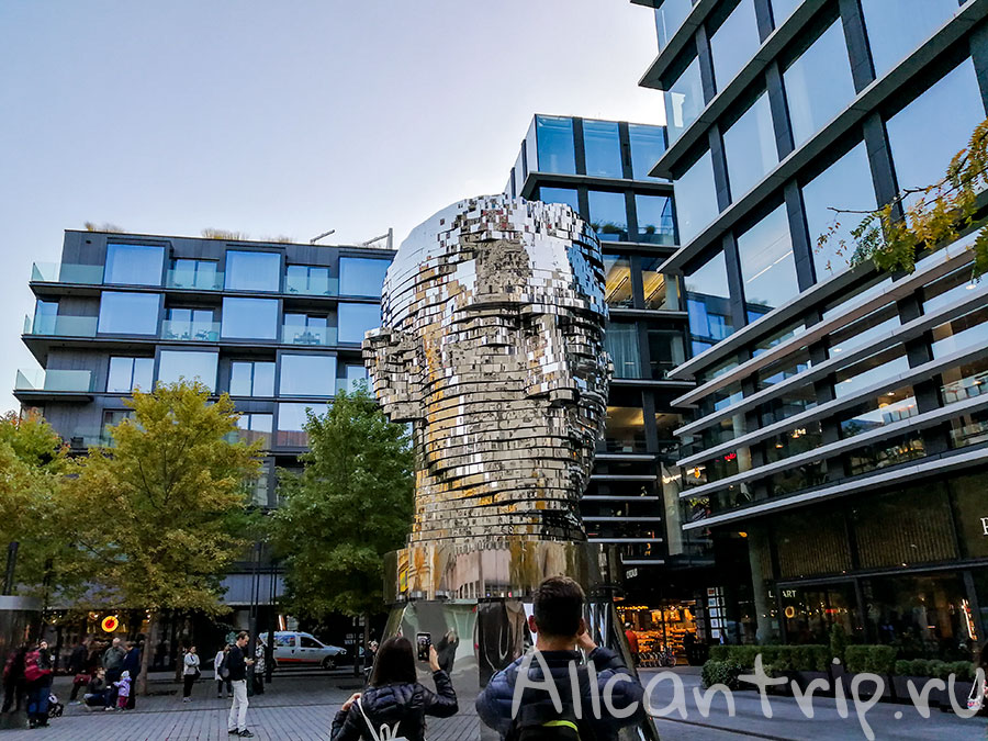 Памятник кафке в праге