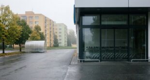 закрытый вход большого супермаркета в праздничный день