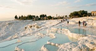 Белые травертиновые террасы Памуккале с бирюзовой водой и руины Иераполиса на плато