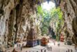 Огромный зал Temple Cave с просветом к небу, сине-фиолетовая башня святилища и маленькие храмы