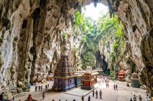 Огромный зал Temple Cave с просветом к небу, сине-фиолетовая башня святилища и маленькие храмы