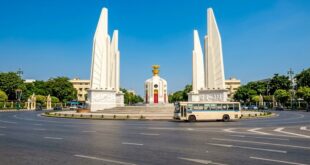 Памятник демократии в Бангкоке: белые крылья-пилоны и башенка с золотым навершием на кольце