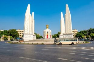 Памятник демократии в Бангкоке: белые крылья-пилоны и башенка с золотым навершием на кольце